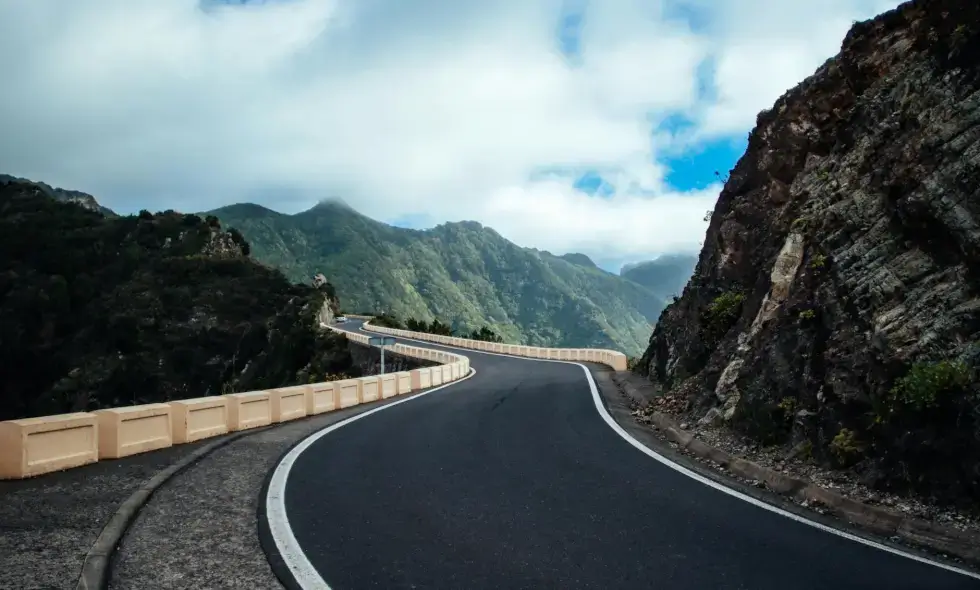 Tecnologia pionieristica: un cavalcavia mobile può salvare vite umane e nervi sulle autostrade - video