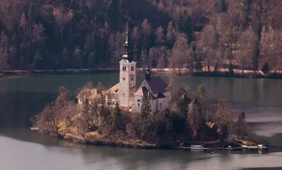 Araba ile Slovenya seyahat seçenekleri